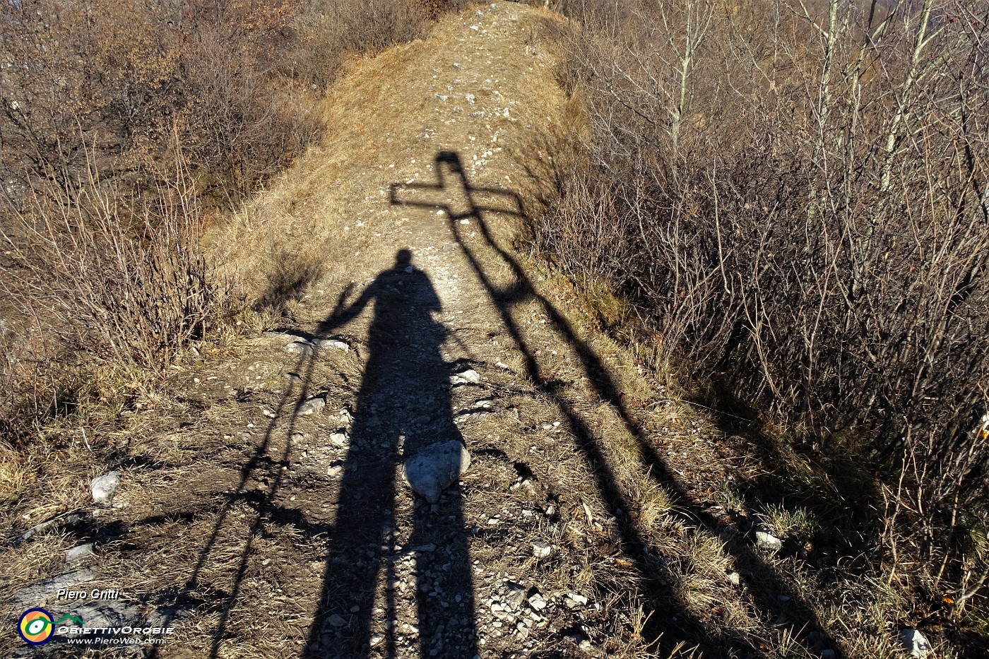 45 In pieno controsole la croce dello Zucco Sileggio, fotografo l'ombra intanto ....JPG